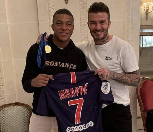 足球国足公开训练吸引千名球迷现场加油（国足公开训练现场迎来上千球迷助威）