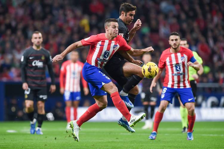 赫内斯：拜仁再次成为一座堡垒；孔帕尼像老母鸡一样保护球员