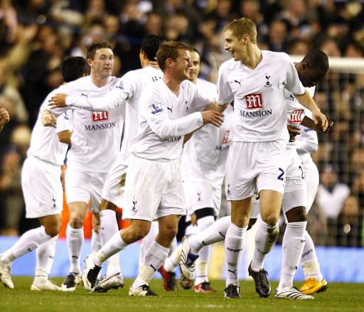 WTT香港总决赛选手城市照，王楚钦率先到达拍照地点