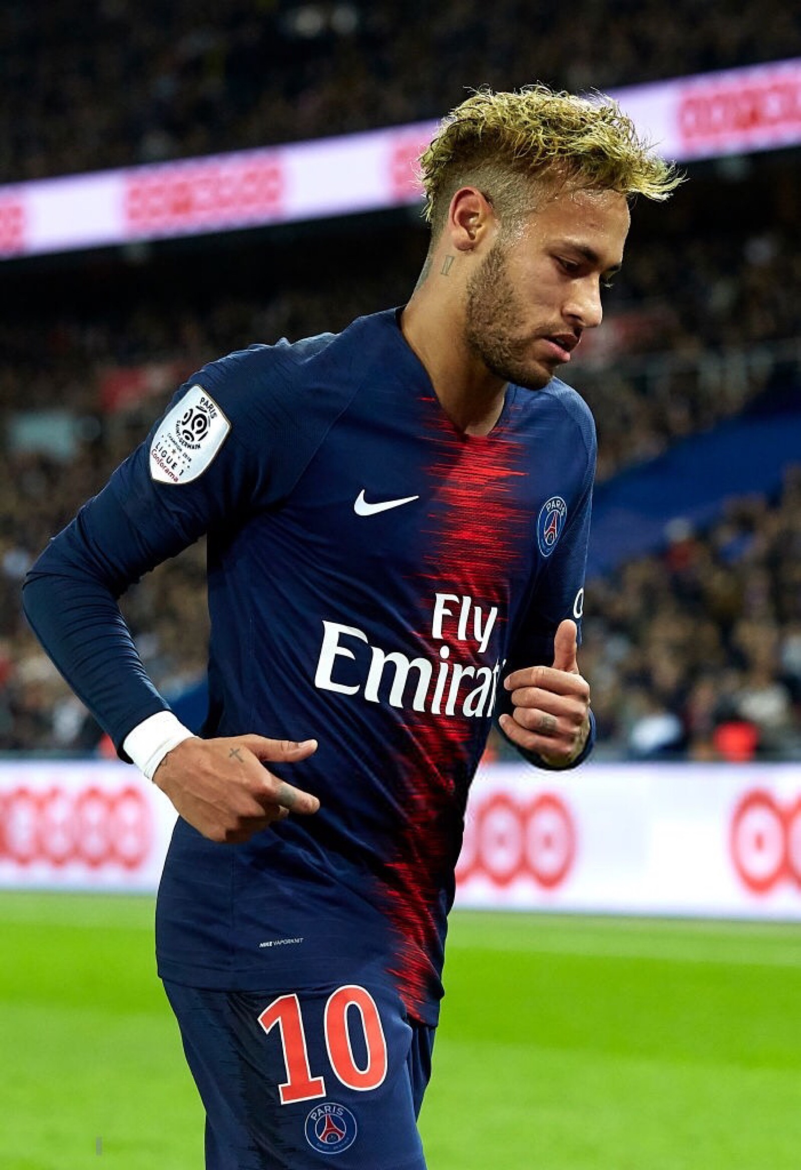 骑士新赛季表现下滑，爆冷输给马刺，主场优势助力取胜，马刺虽缺主力仍保持竞争力。（骑士状态走低遭马刺爆冷，主场加持助其告捷，马刺缺将仍具竞争力）