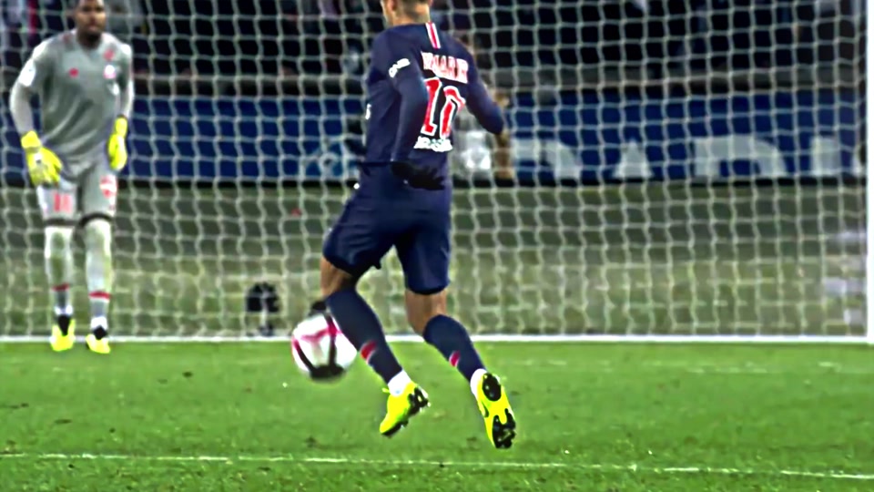 传闻：蓝鹰埃弗顿关注梅斯16岁前锋，身高193已亮相法甲（据传蓝鹰、埃弗顿盯上梅斯16岁前锋：身高1.93米，已在法甲亮相）