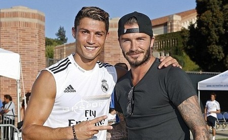 半场战报：比利亚雷亚尔1-1马略卡，赫拉德-莫雷诺建功，萨穆-科斯塔破门（半场：比利亚雷亚尔与马略卡1-1，赫拉德-莫雷诺与萨穆-科斯塔各入一球）