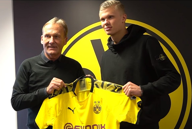 库尔图瓦：比赛中我在想“幸好我和姆巴佩是队友”（库尔图瓦：比赛时我心想，幸好姆巴佩是我队友）