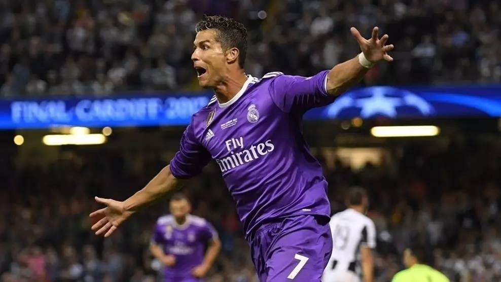 达成生涯400助里程碑，梅西赛后把球衣送给了看台上的父母（梅西达成生涯第400次助攻里程碑，赛后将球衣送上看台献给父母）