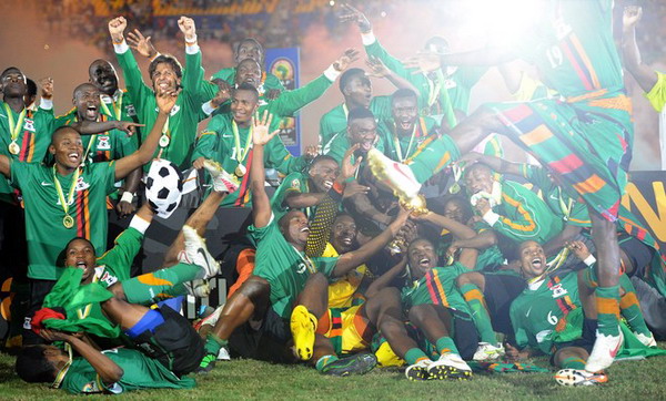 梅西杯开战，梅西和苏亚雷斯现场观战巴萨U16和河床U16的比赛