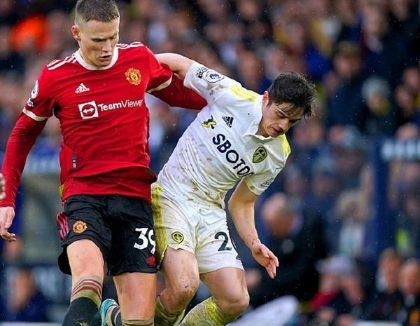 英超半场：西蒙斯蹬踹范戴克染红，十人热刺0-0利物浦（英超半场：西蒙斯蹬踏范戴克被罚下，十人热刺0-0利物浦）