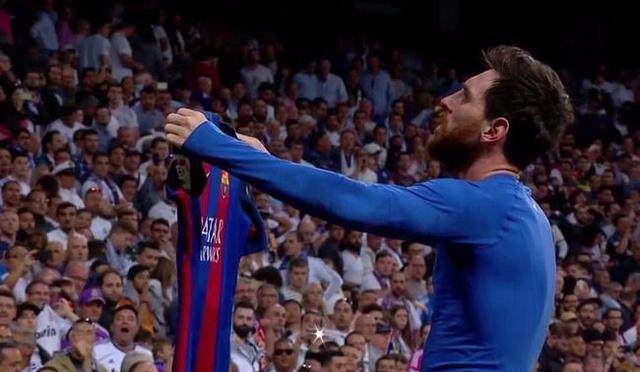 梦幻联动！T1四人组造访拜仁主场，领取印有自己名字的拜仁队服（跨界联动！T1四人组做客拜仁主场，获赠印名拜仁球衣）